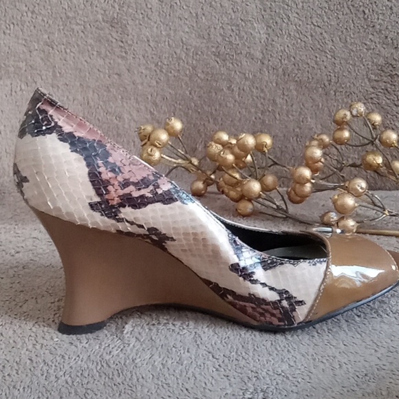 ⭐️ Host Pick ⭐️ Carlos Falchi |  Stylish Snakeskin Leather Wedge Shoes - Picture 9 of 12